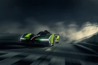 Lamborghini SC63 LMDh-Prototyp in dynamischer Nachtaktion in Le Mans