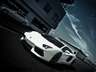 Elegante Lamborghini Aventador branco exibido na pista