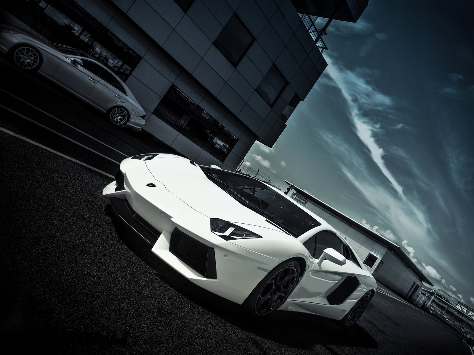 Un gros plan d'une voiture de sport blanche garée dans un parking (lamborghini aventador, lamborghini, voiture de sport, supersportive, blanc)