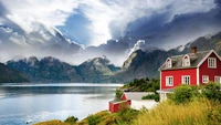 Fjord norueguês sereno com montanhas majestosas e uma charmosa casa vermelha.