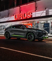 2021 Lamborghini Urus Cápsula de Grafite em Ambiente Urbano com Sinalização de Neon