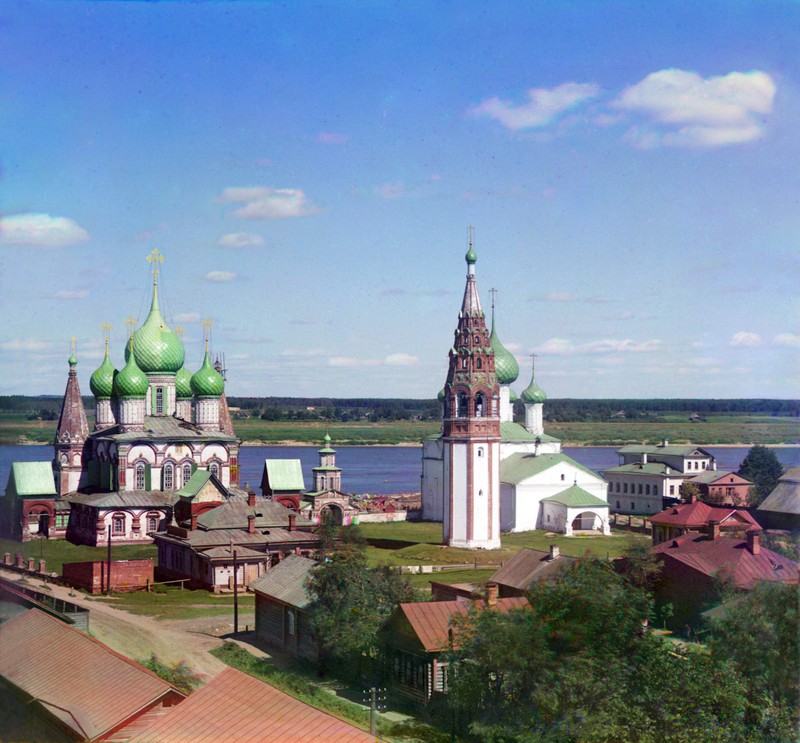 Много зданий рядом с водоемом (шпиль, место поклонения, ярославль, yaroslavl, средневековая архитектура)