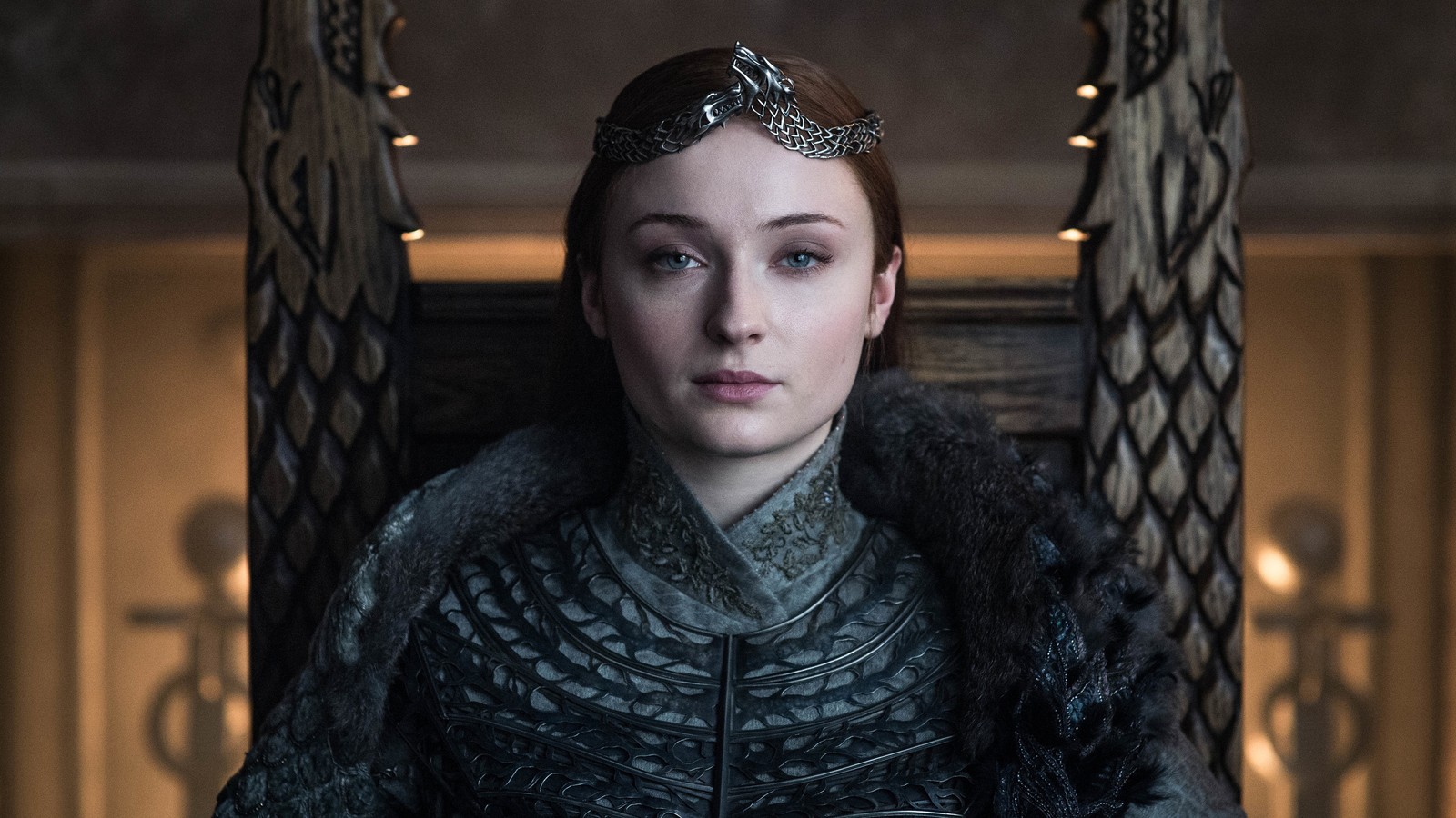 Gros plan d'une femme en robe noire assise sur une balançoire (sansa stark, sophie turner, game of thrones)