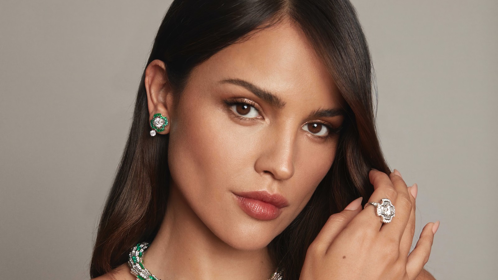 Une femme portant un collier vert et des boucles d'oreilles avec une bague verte (eiza gonzález, eiza gonzalez, mexicain, actrice, célébrité)