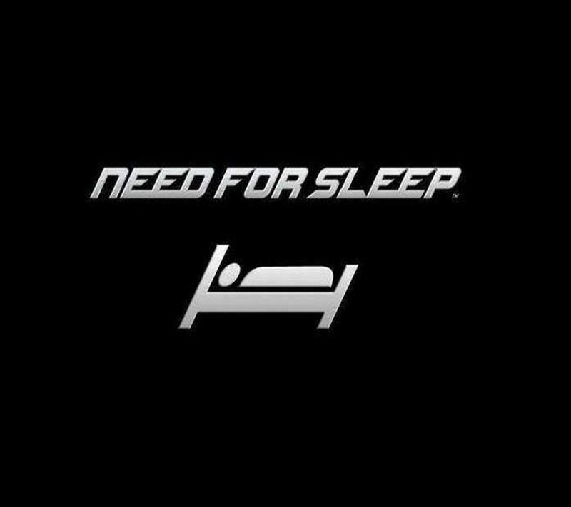 Крупный план черного фона с белым текстом (веселый, need for sleep, nfs, сон)