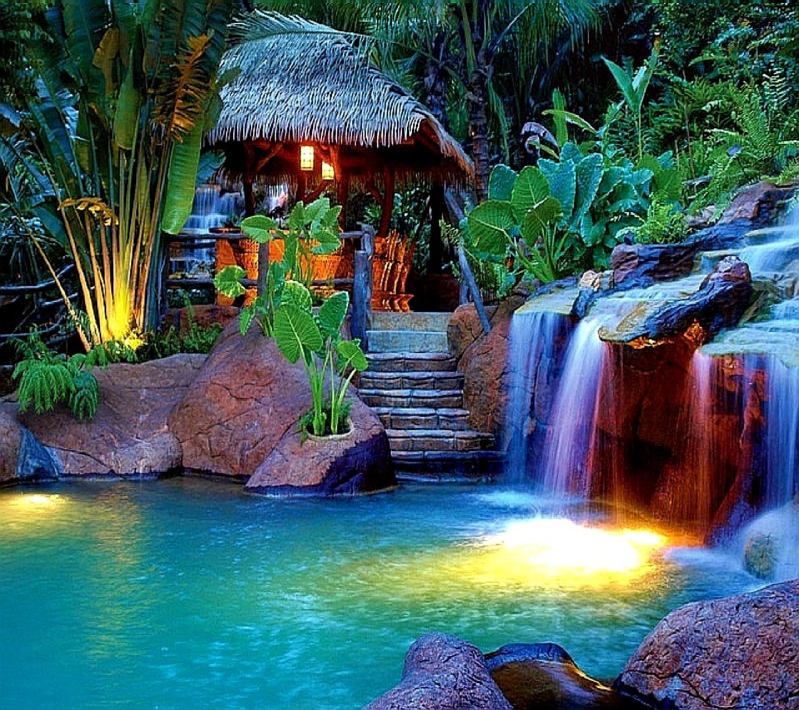 Cascade dans un jardin tropical avec un pavillon (nature)