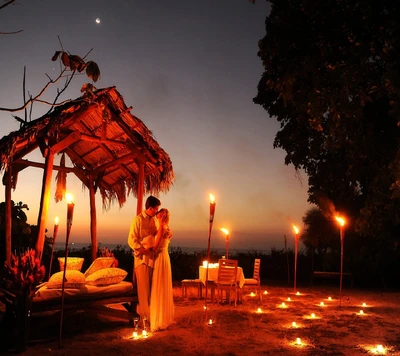 Étreinte romantique du soir sous un ciel étoilé, entouré de lumière de bougies.