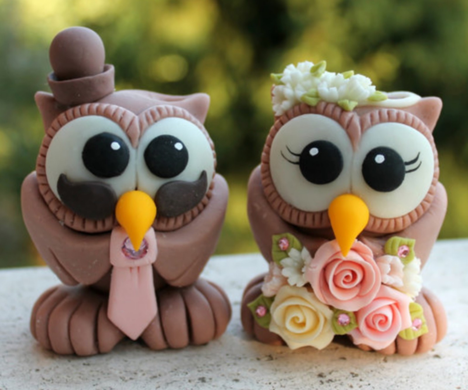 Hay dos búhos sentados en una mesa (cake decoration, lindo, matrimonio, matrimony, buhos)