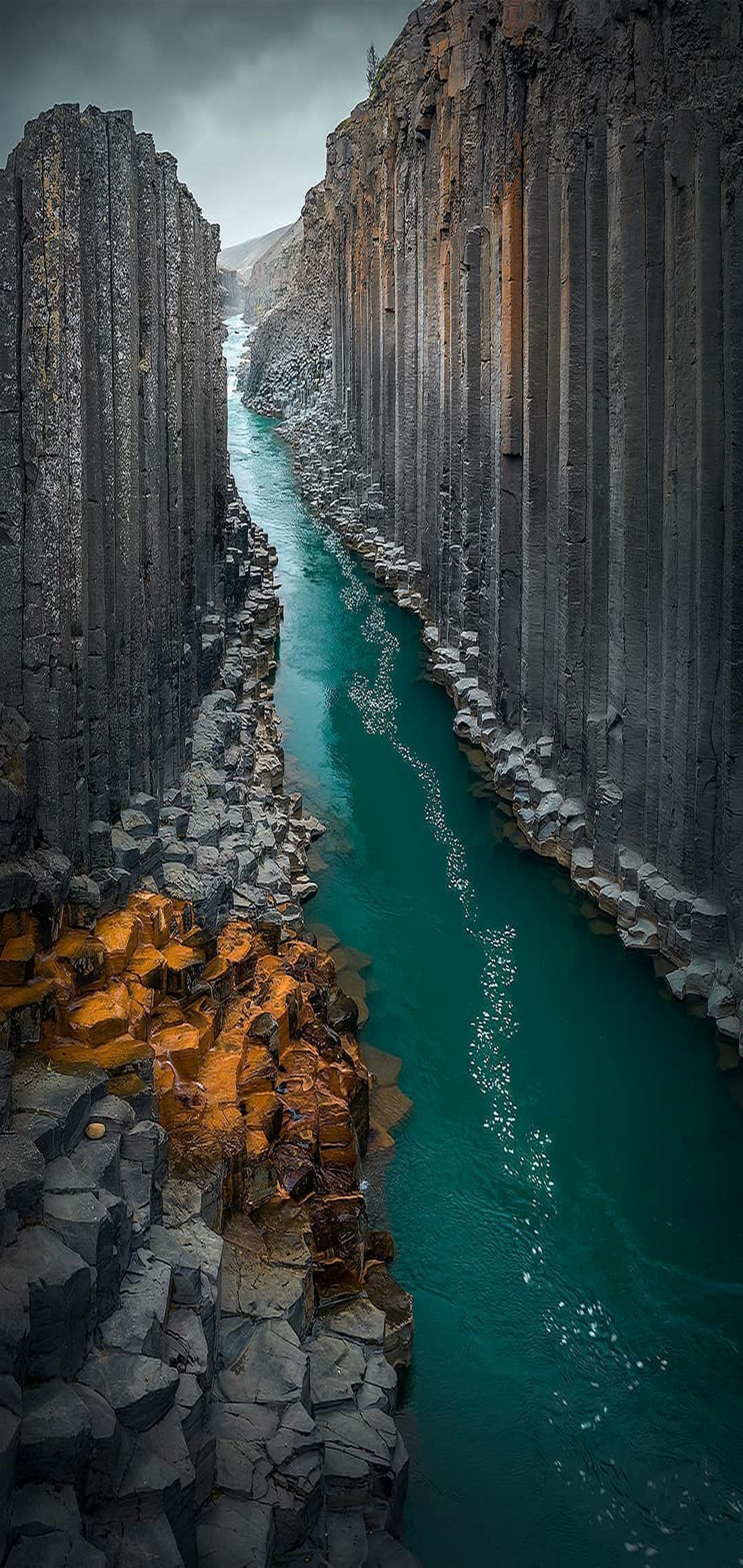 Visão árabe de um rio correndo entre duas grandes rochas (hd, flúmen, forma)