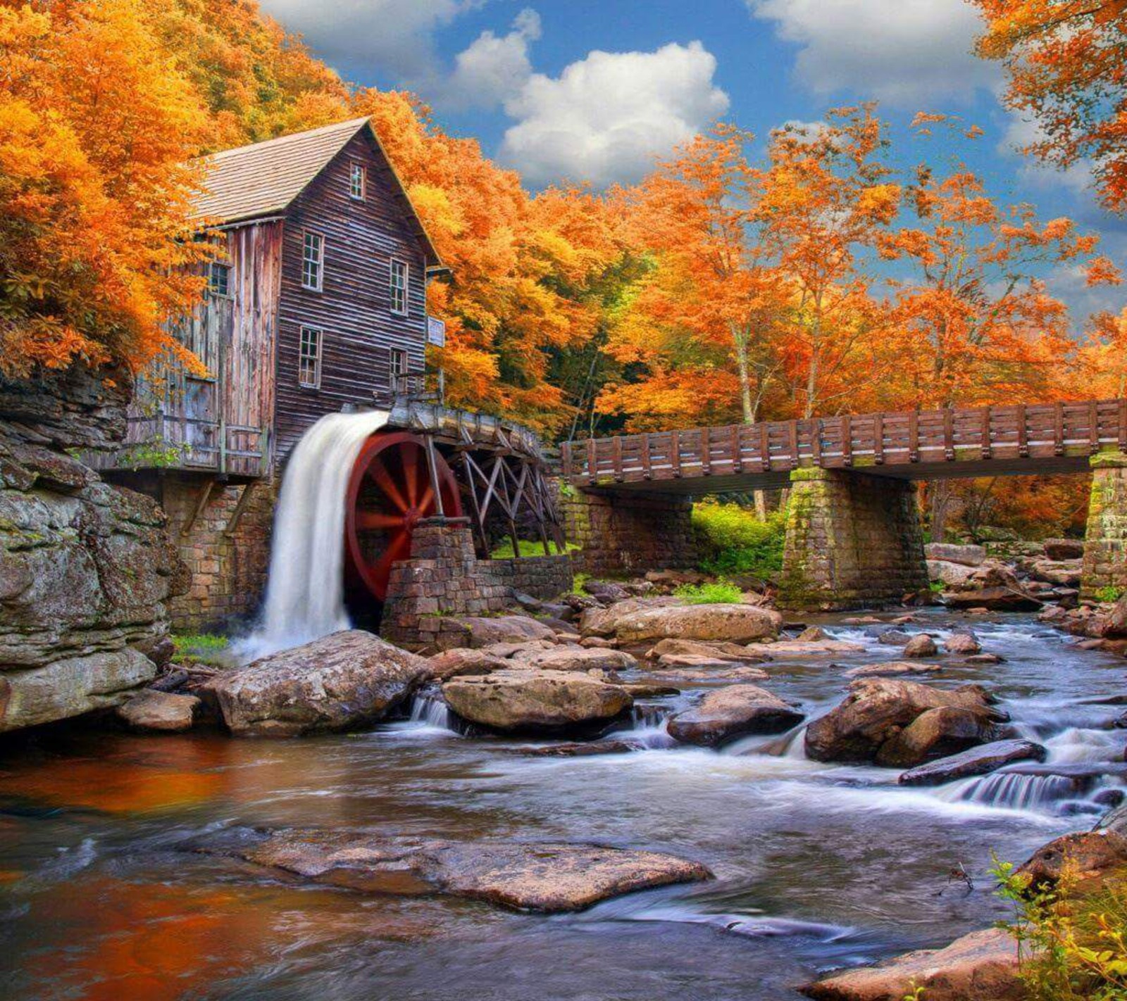 Gros plan d'un moulin à eau avec une cascade au premier plan (incroyable, beau)