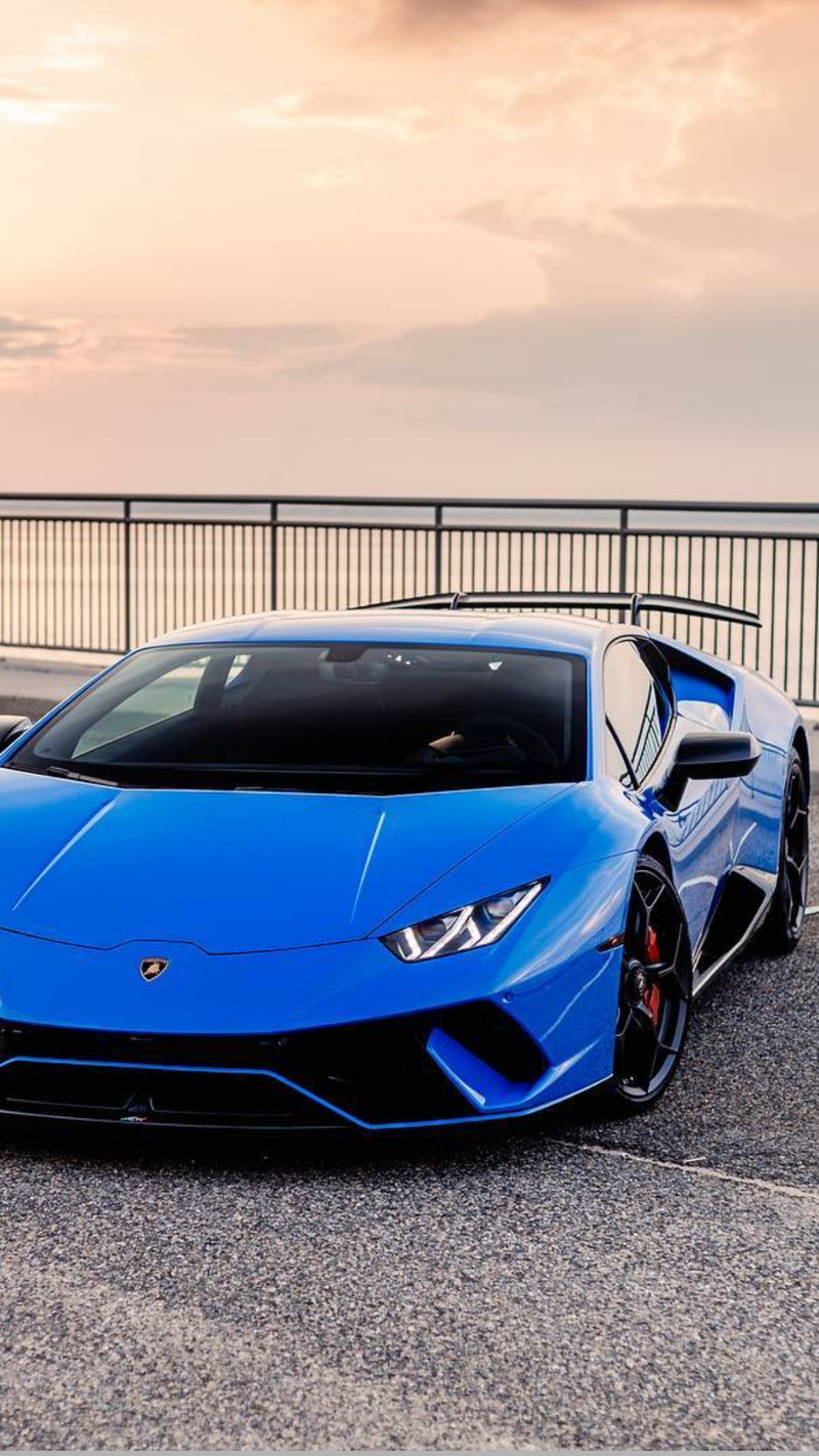 Близкий план синего спортивного автомобиля, припаркованного на парковке (lamborghini, huracan, синий, машина, суперкар)