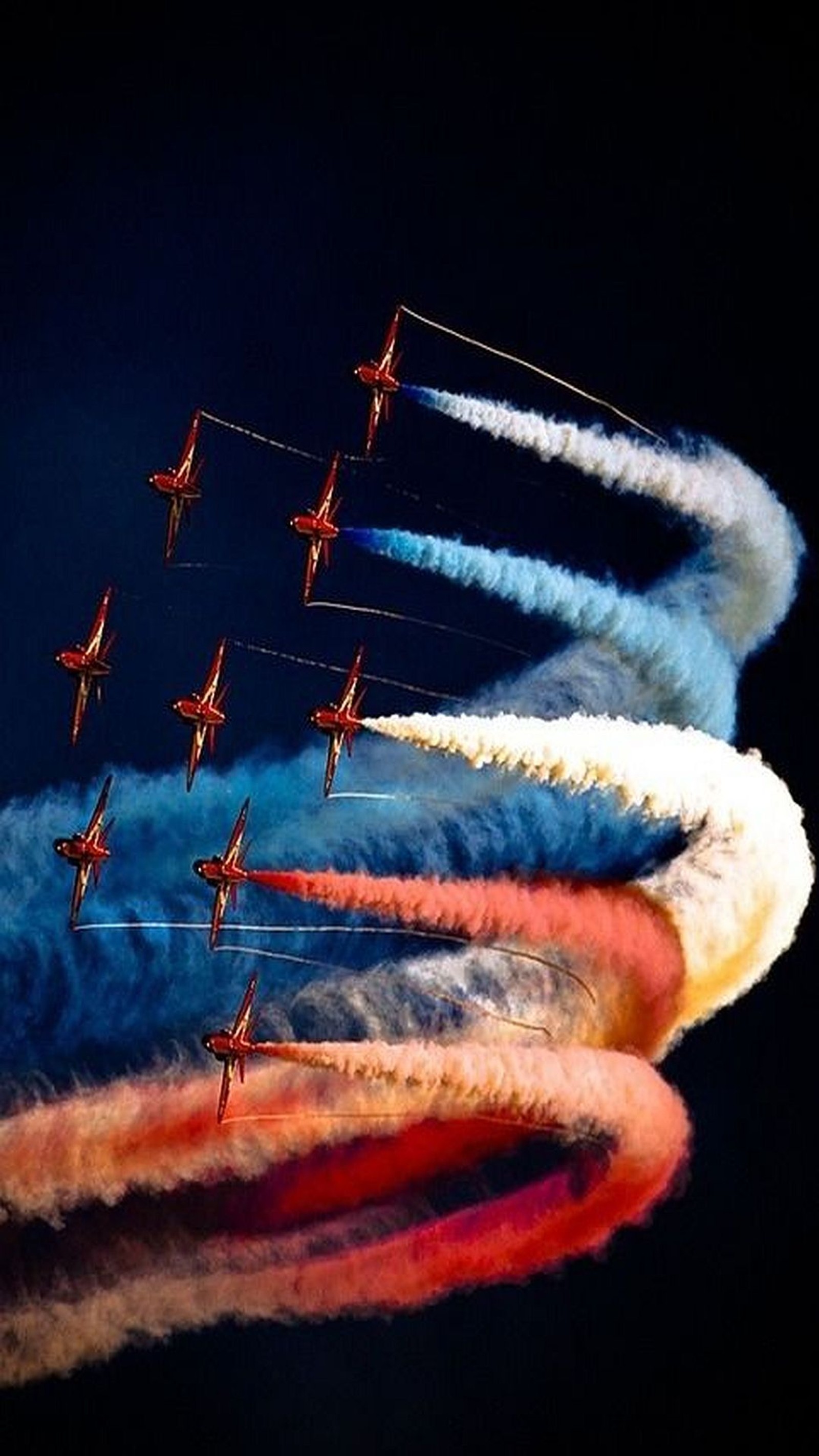 Formação aérea de aviões voando em formação com fumaça colorida (cor, planícies)