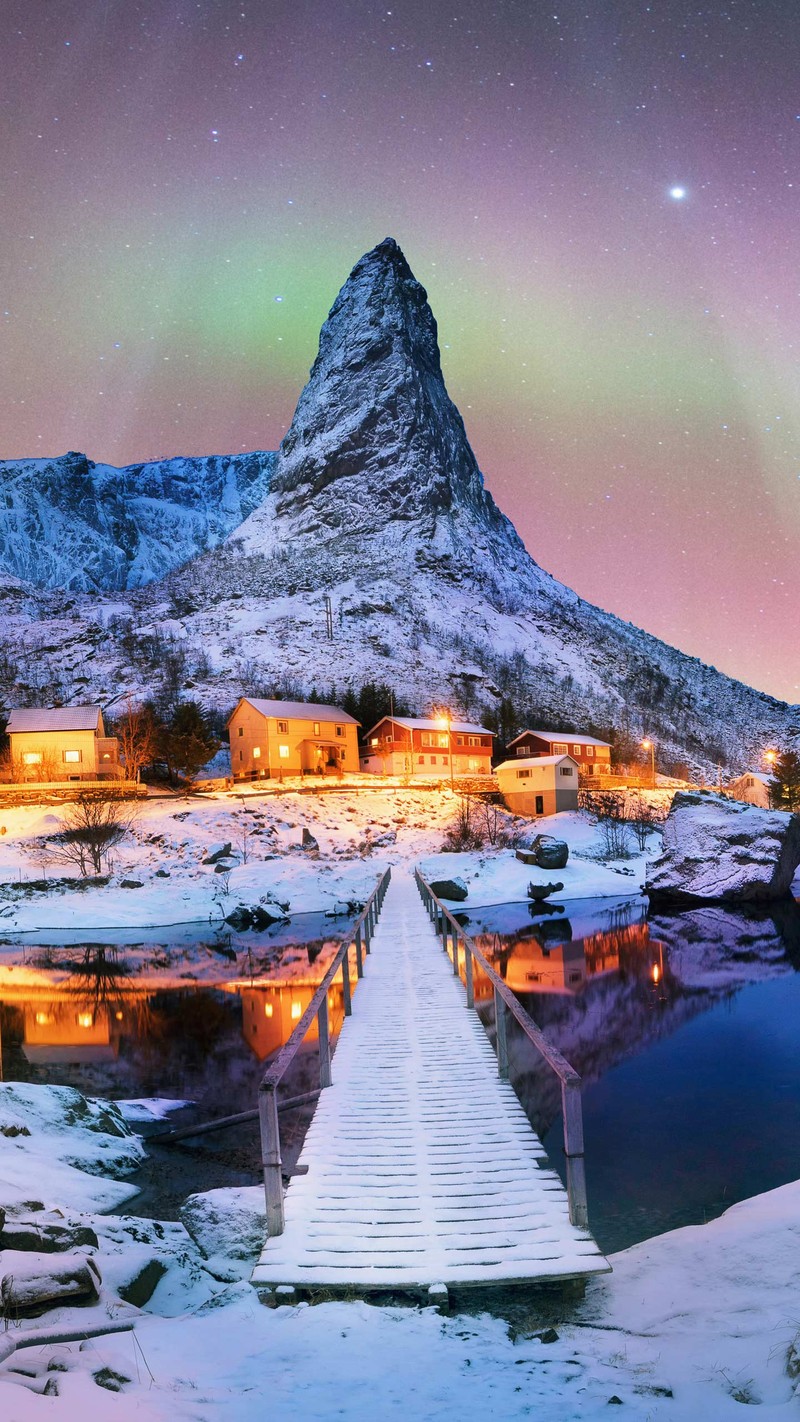 Berge und eine brücke mit einem leuchtturm im hintergrund (kuzeyisiklari, land, berg)