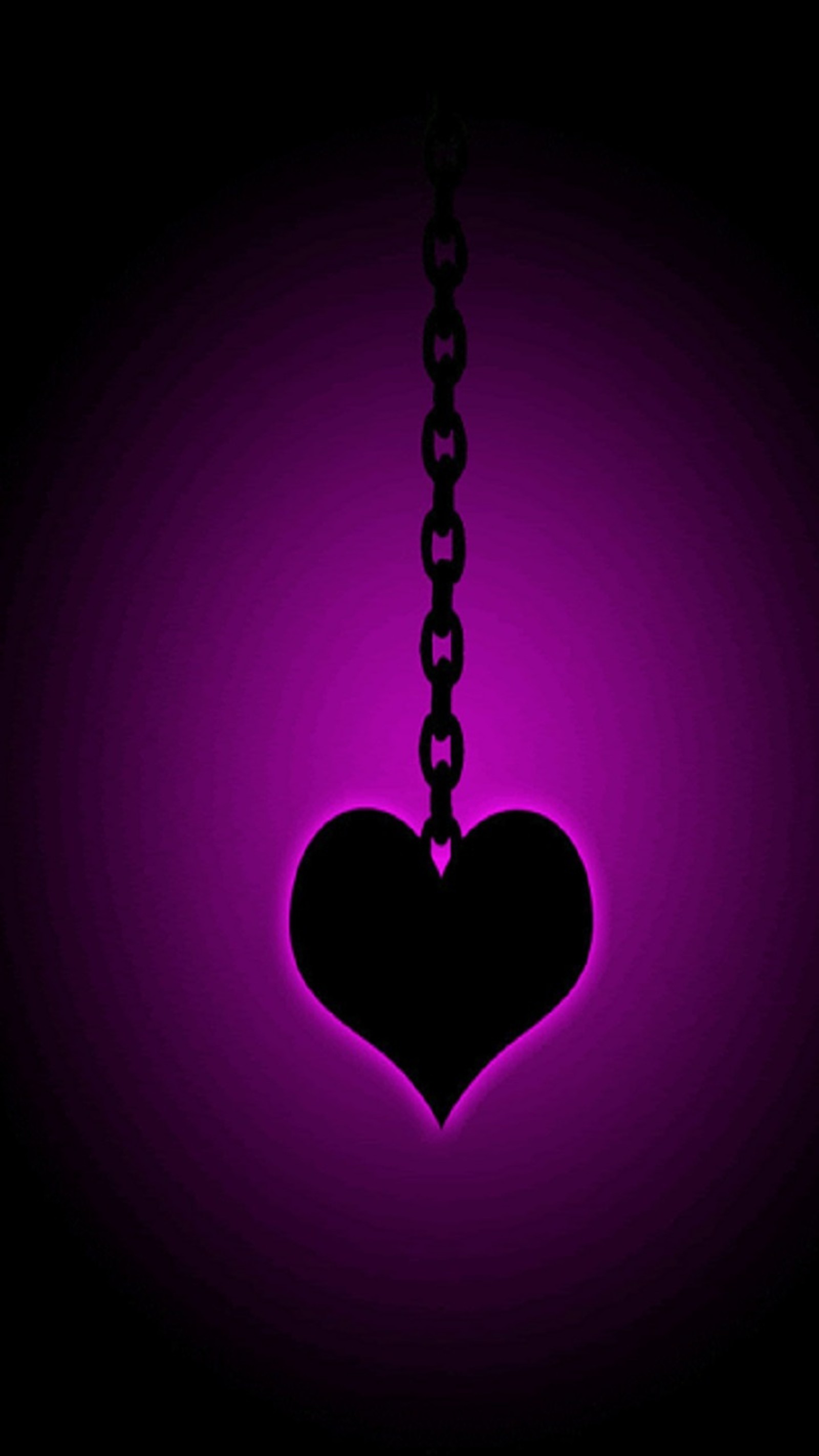 Corazón morado con cadena sobre un fondo negro (corazón, amor)