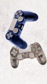 Zwei PlayStation-Controller: Klassische und moderne Designs im Gaming