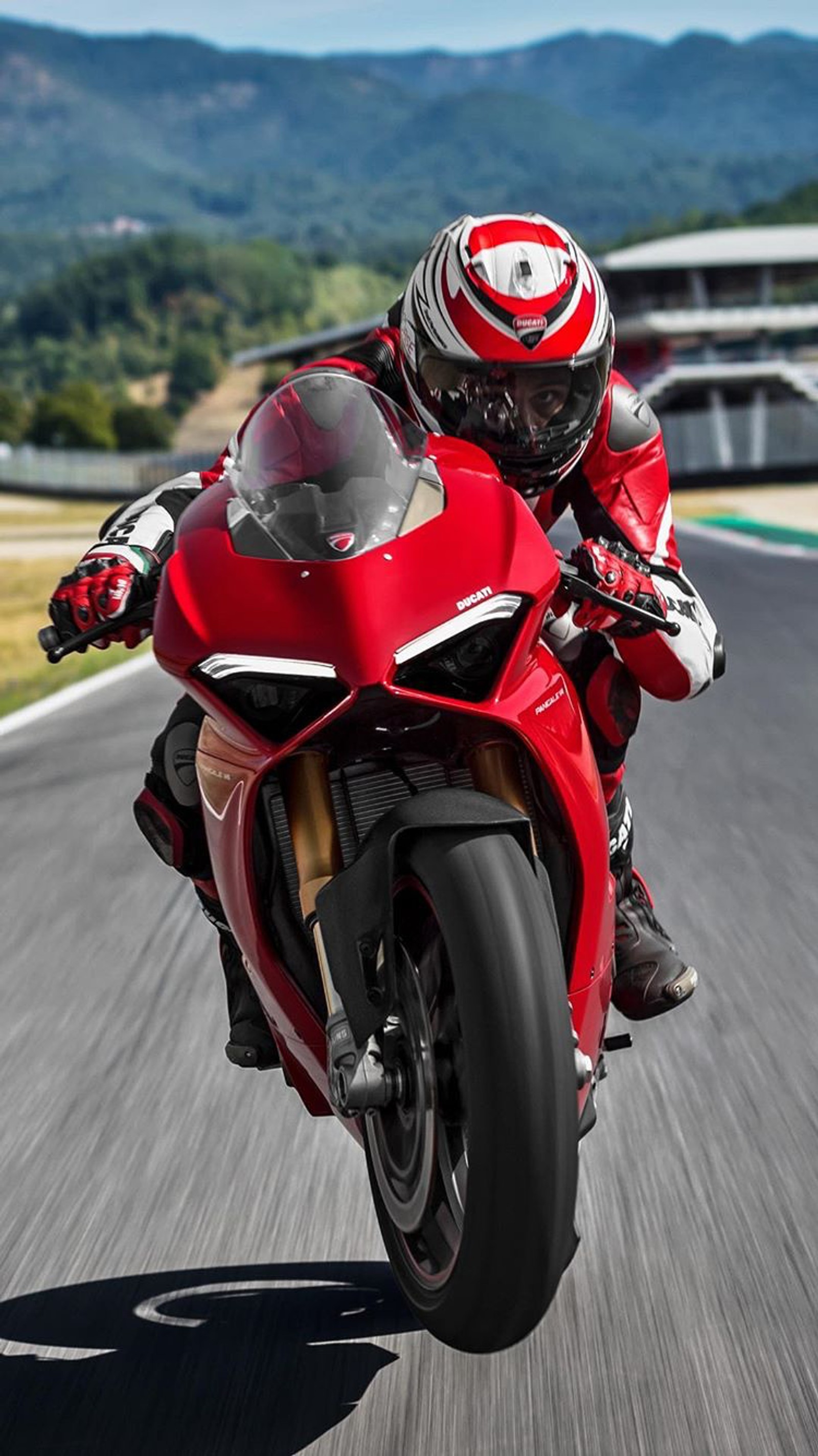 Motociclista vestido de rojo conduciendo en una pista de carreras (2018, bicicleta, ducati, rápido, motor)