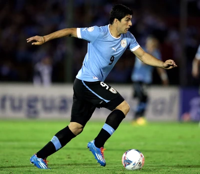 Luis Suárez en acción, representando a Uruguay en un partido de fútbol.