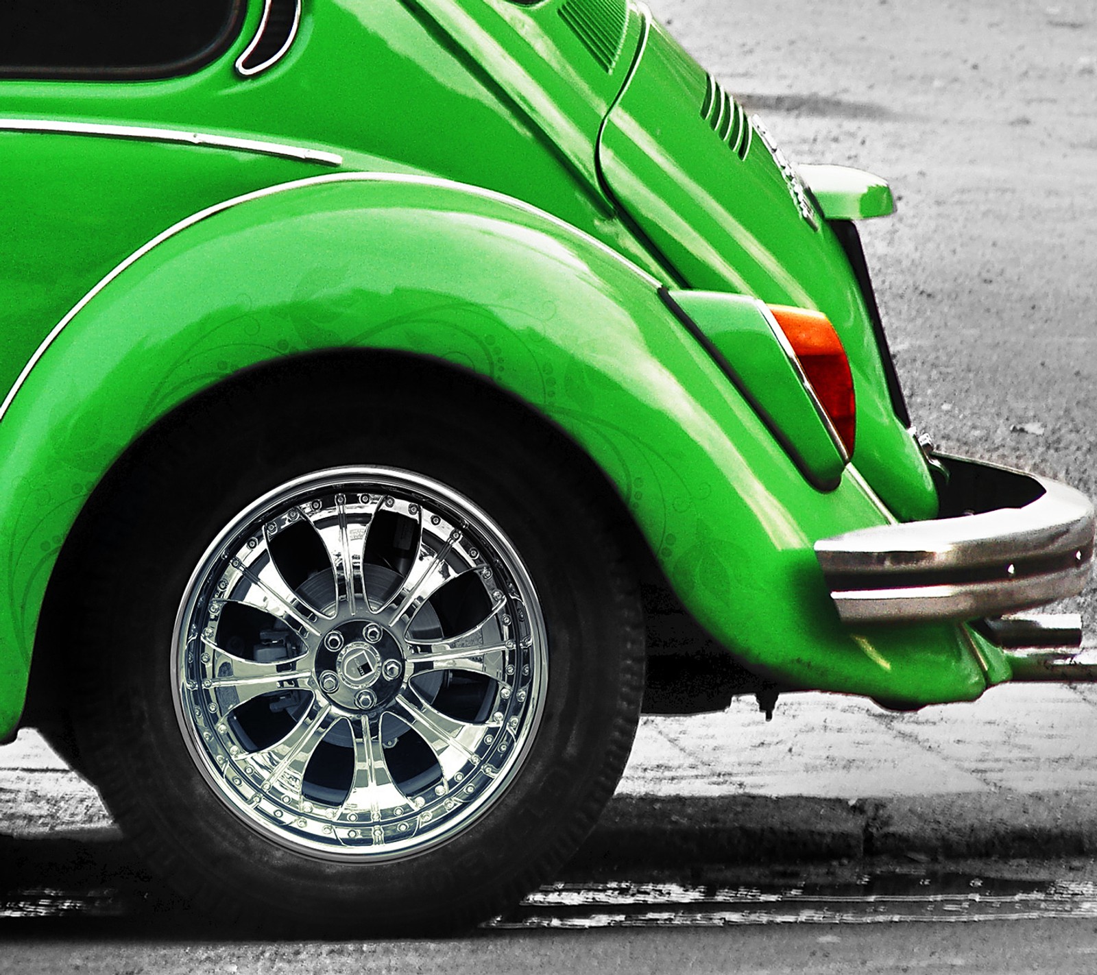 A close up of a green car parked on a street (android, beetle, evo, green, kbrn)