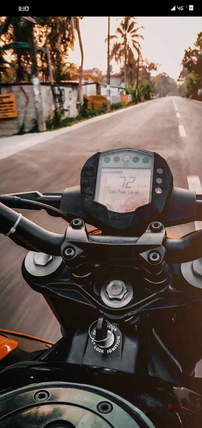 Крупный план мотоцикла с gps-устройством на руле (велосипед, герцог, duke ktm, ktm, двигатель)