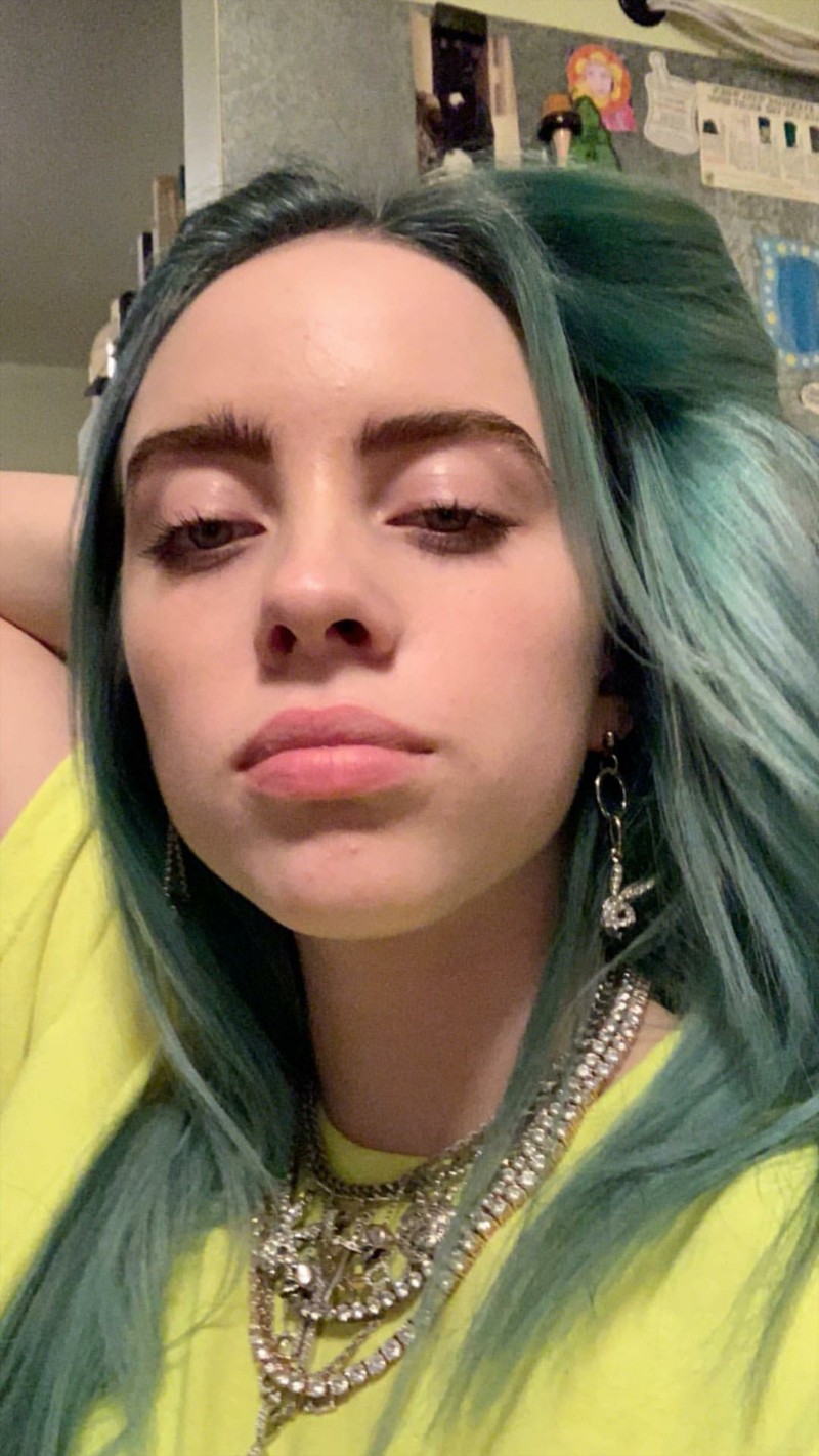 Женщина с зелеными волосами и пирсингом позирует для фотографии (billie eilish, океанские глаза)