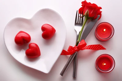 Configuración romántica del Día de San Valentín con corazones, rosas y velas