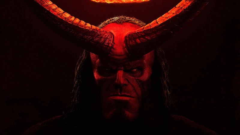 Человек с рогами и головой демона в темной комнате (хеллбой, hellboy, хеллбой 2019, hellboy 2019, фильм)