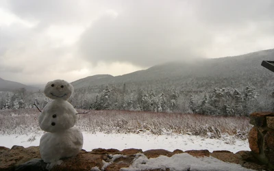 Bonhomme de neige joyeux au milieu d'un paysage montagneux enneigé