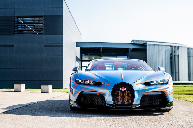 Близкий план синего автомобиля bugatti, припаркованного перед зданием (bugatti chiron super sport ваг де люмьер, bugatti chiron super sport vague de lumière, ограниченное издание, 2022, машины)