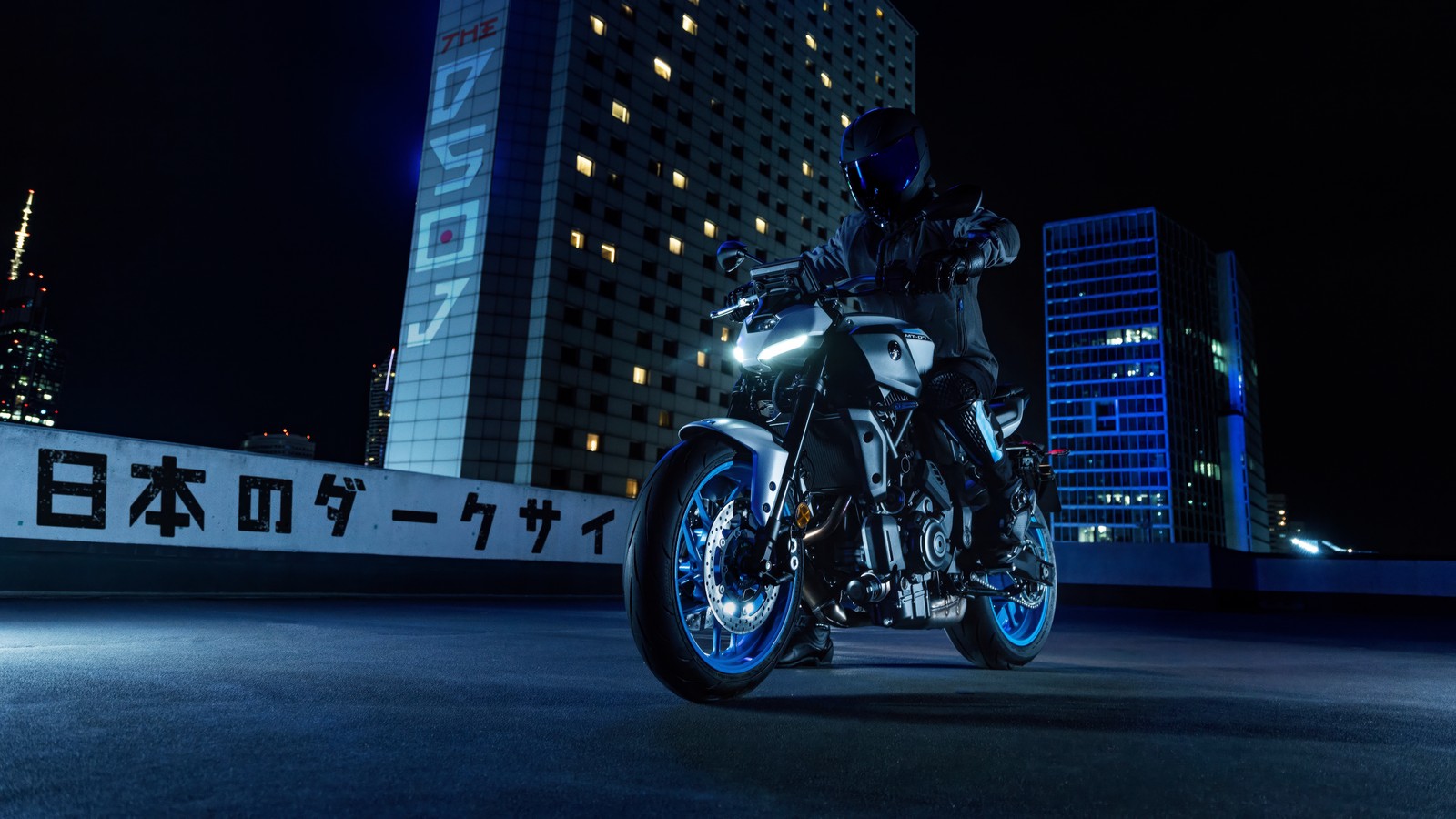 Un hombre árabe montando una motocicleta en una ciudad por la noche (yamaha mt 07, 2025, noche, 5k, bicicletas)