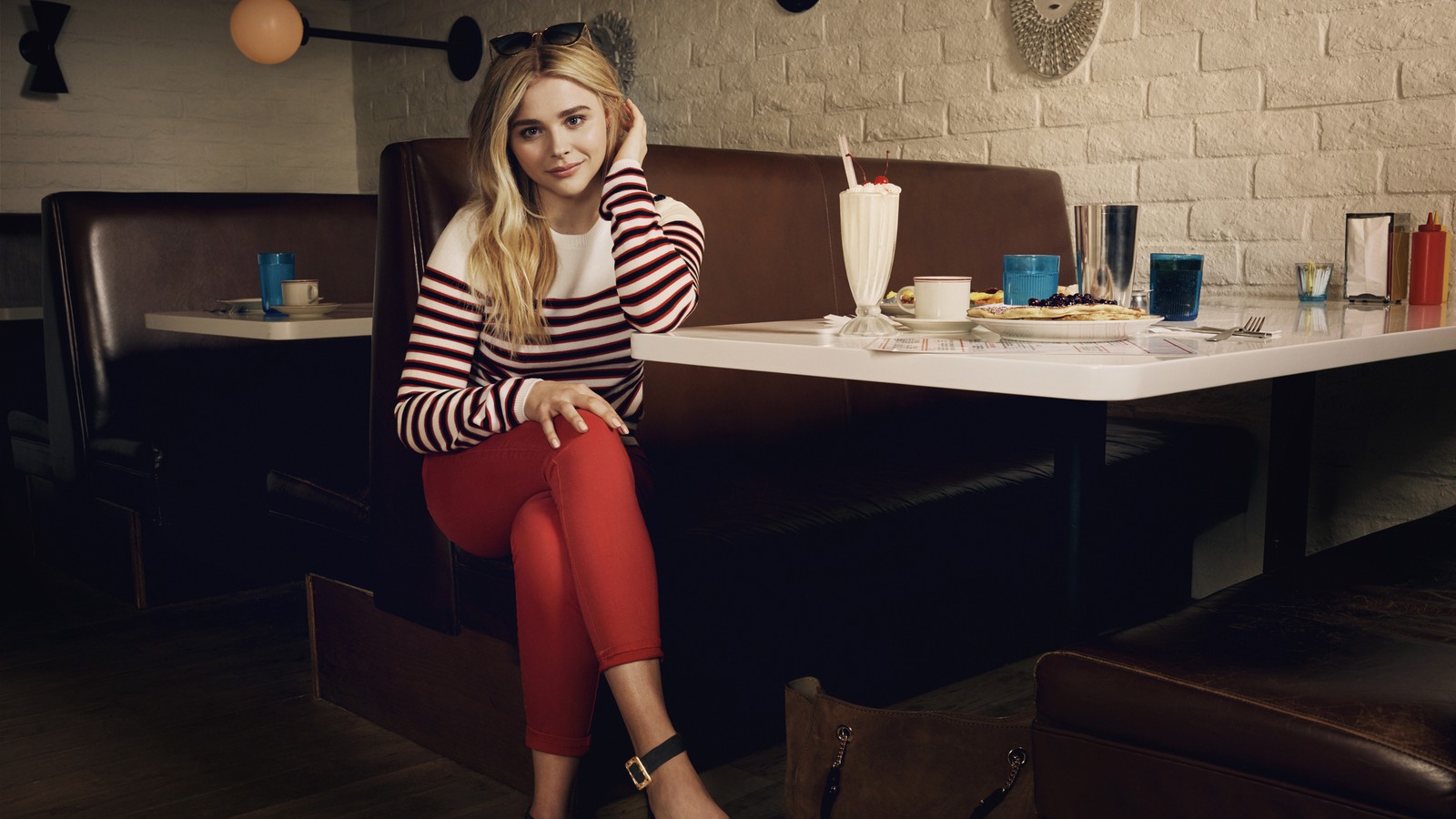 Femme blonde assise à une table avec un milkshake dans un restaurant (chloë grace moretz, chloe grace moretz, actrice, femmes, filles)