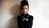 Amy Jackson em um traje preto estiloso, exibindo elegância e confiança.