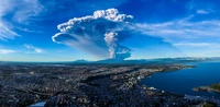 O vulcão Calbuco entra em erupção dramaticamente sobre uma paisagem cênica e o mar.