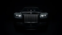 Elegante Rolls Royce Phantom Series II: Uma obra-prima preta contra um fundo escuro