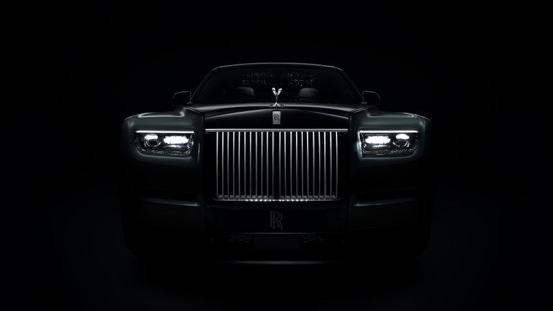 Крупный план черного rolls royce в темноте (роллс ройс фантом серии ii, rolls royce phantom series ii, черные автомобили, черный фон, 2022)