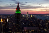 Empire State Building iluminado ao anoitecer: Um deslumbrante horizonte da cidade de Nova York