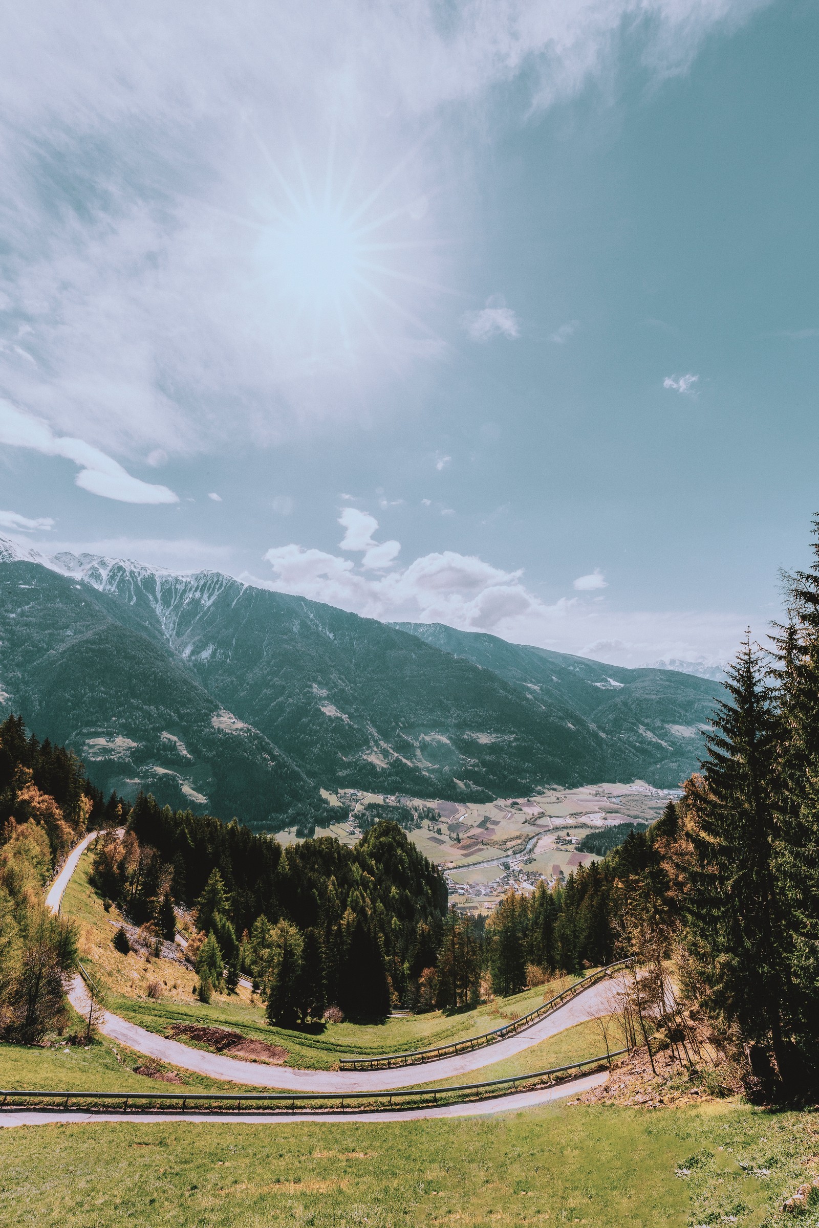 Blick auf eine kurvenreiche straße in den bergen mit einem berg im hintergrund (baum, wolke, berg, landschaft, pflanze)