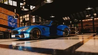 Elegantes blauer Sportwagen in einer stilvollen Garage aus Project Cars 3