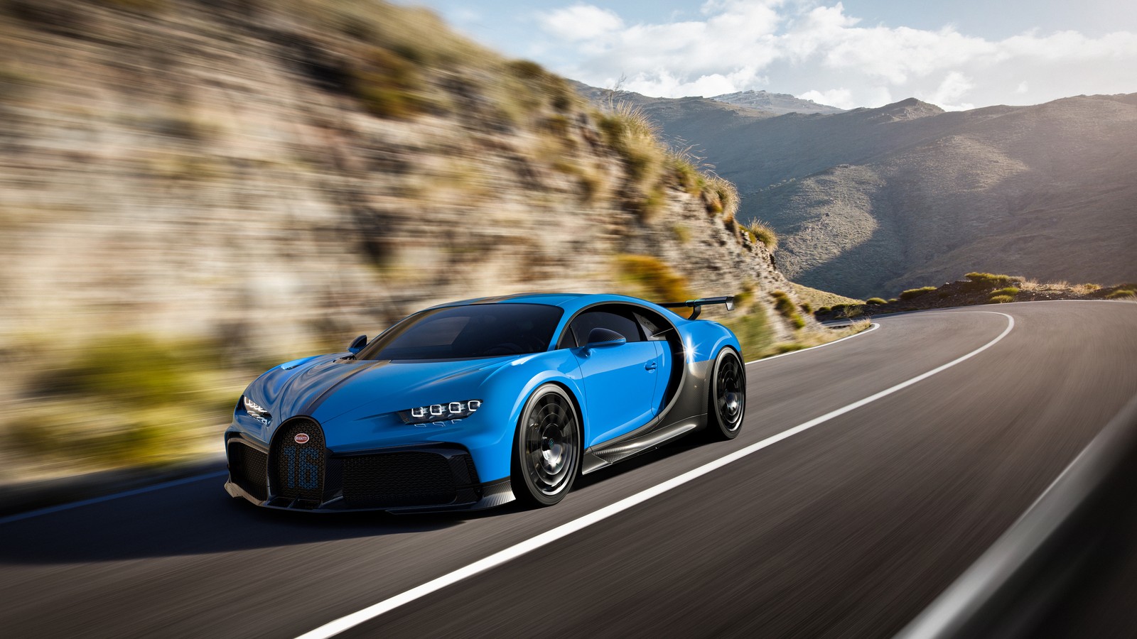 Синий bugatti на горной дороге (bugatti chiron pur sport, суперкар, машины, обои 4k)