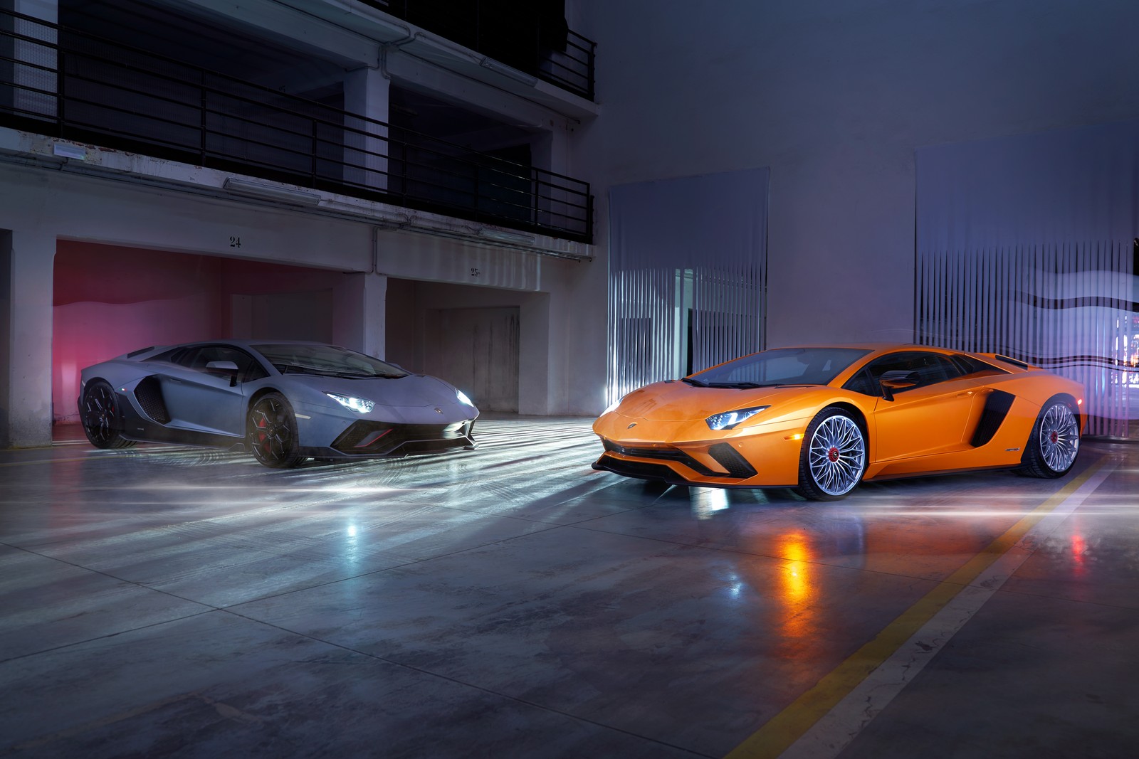 Deux voitures de sport orange garées dans un garage avec une lumière rose (lamborghini aventador, voitures de sport, voitures, fond décran 4k)