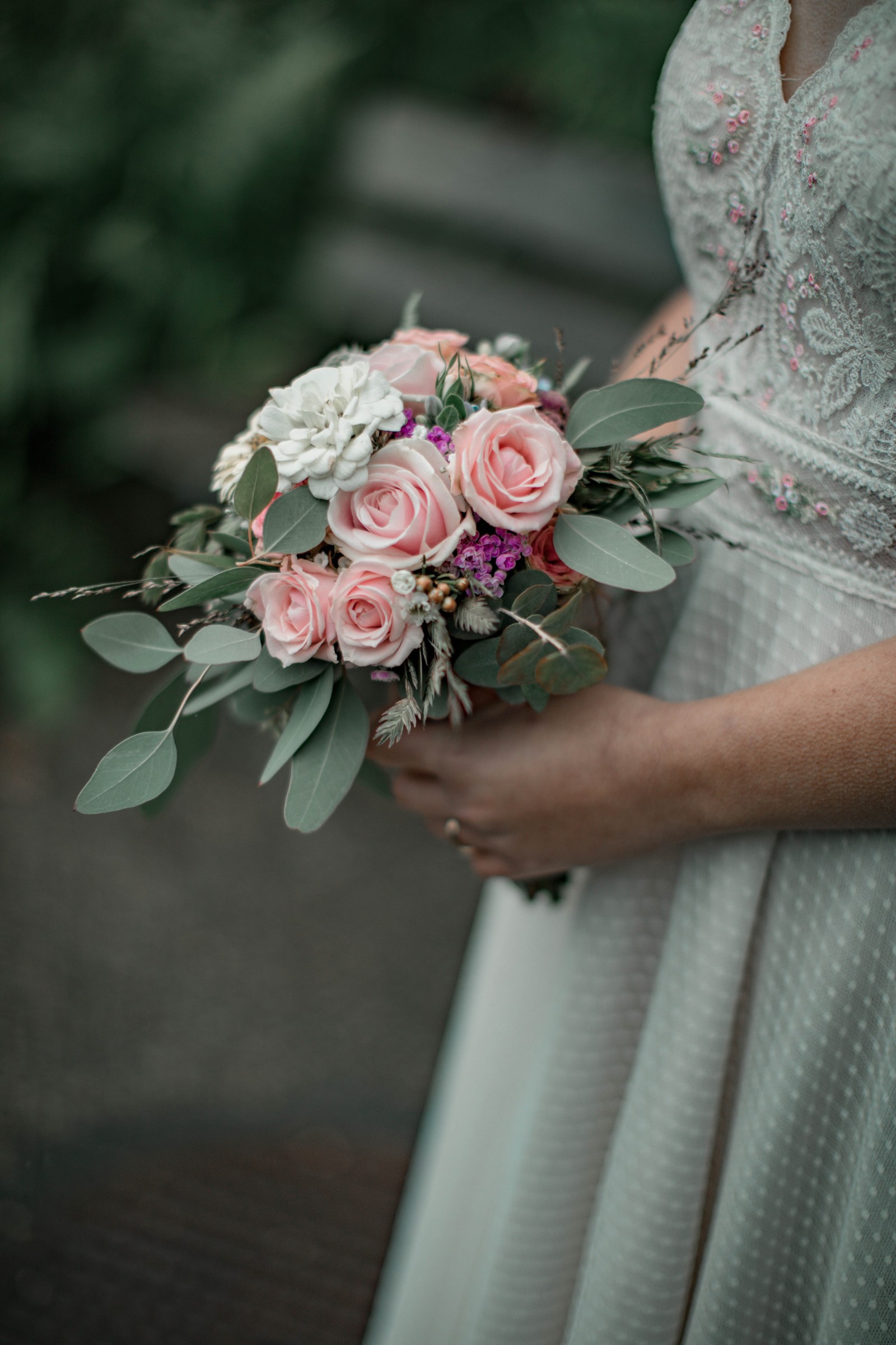 La novia sostiene un ramo de flores rosas y blancas en sus manos (vestido de novia, ramo de flores, vestido, boda, flor)