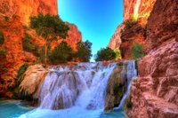 Cascadas Beaver en el Gran Cañón: una impresionante cascada en medio de majestuosas formaciones rocosas rojas.