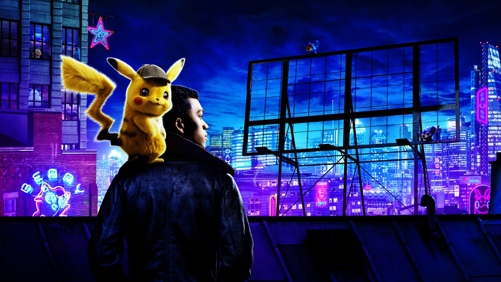 Un hombre con chaqueta negra y sombrero de pie frente al horizonte de la ciudad (pokémon detective pikachu, pokemon detective pikachu, película, detective pikachu, tim goodman)