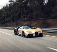 2021 Bugatti Chiron Super Sport em movimento na estrada aberta