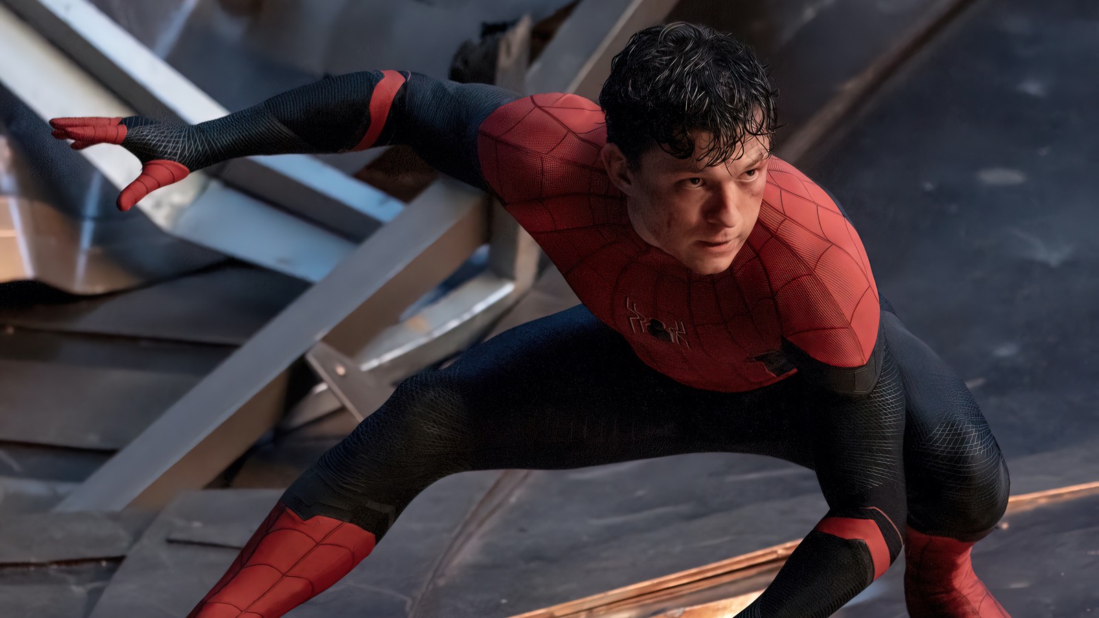 Homme araignée en costume se tenant sur un rebord (peter parker, spider man pas de chemin à la maison, spider man no way home, film, 2021)