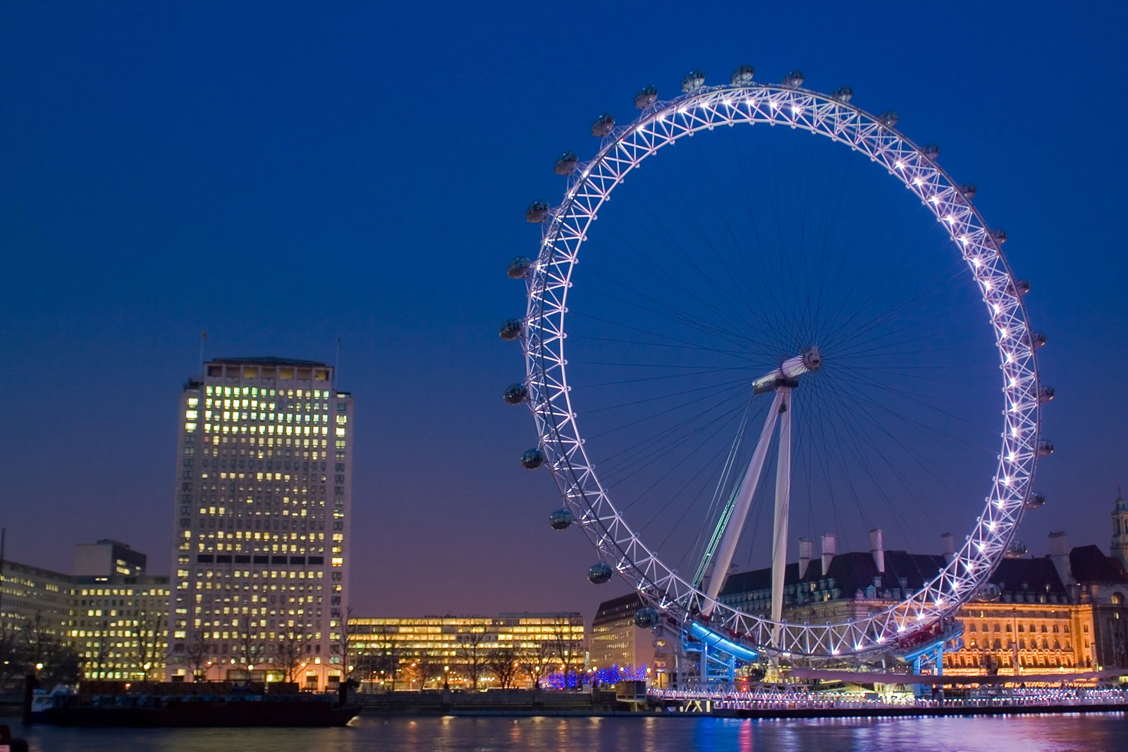 Vue aérienne d'une grande roue au milieu d'une ville la nuit (london eye, rivière tamise, grande roue, attraction touristique, point de repère)