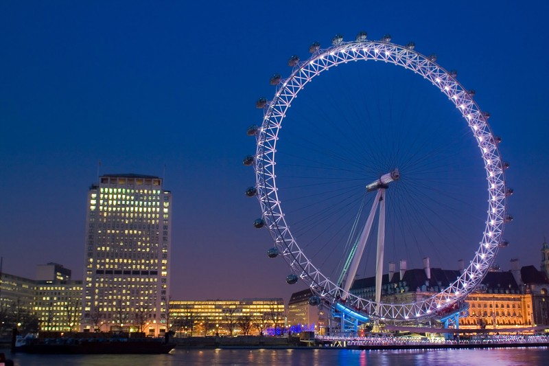 Аэрофотоснимок колеса обозрения в центре города ночью (лондонский глаз, london eye, река темза, колесо обозрения, достопримечательность)