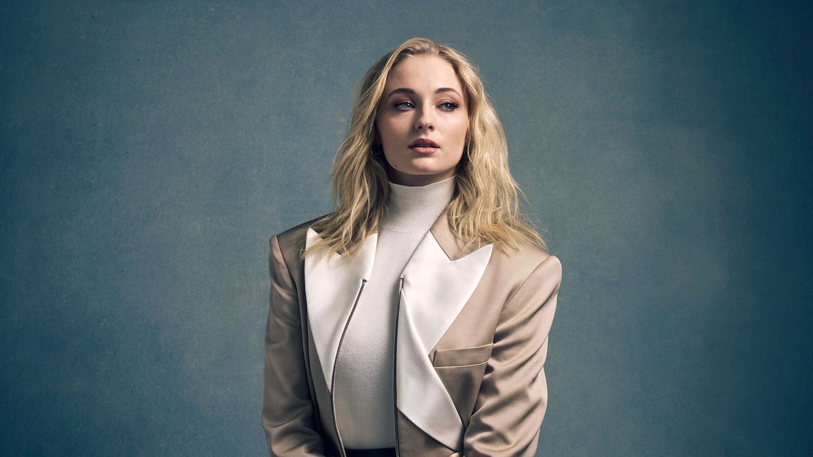 Image arabe d'une femme en veste beige et chemise blanche (sophie turner, actrice, célébrité, blonde, femmes)