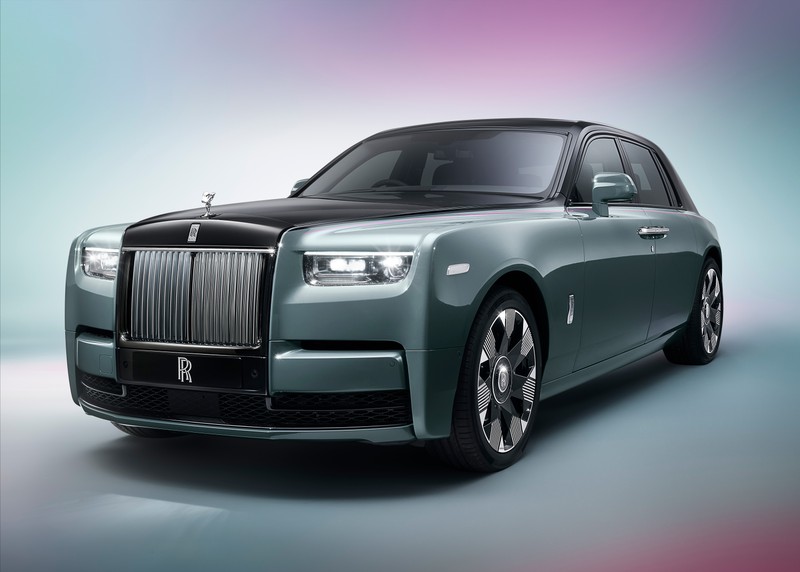 Близкий план зеленого rolls royce на синем фоне (роллс ройс фантом серии ii, rolls royce phantom series ii, 2022, 5k, машины)