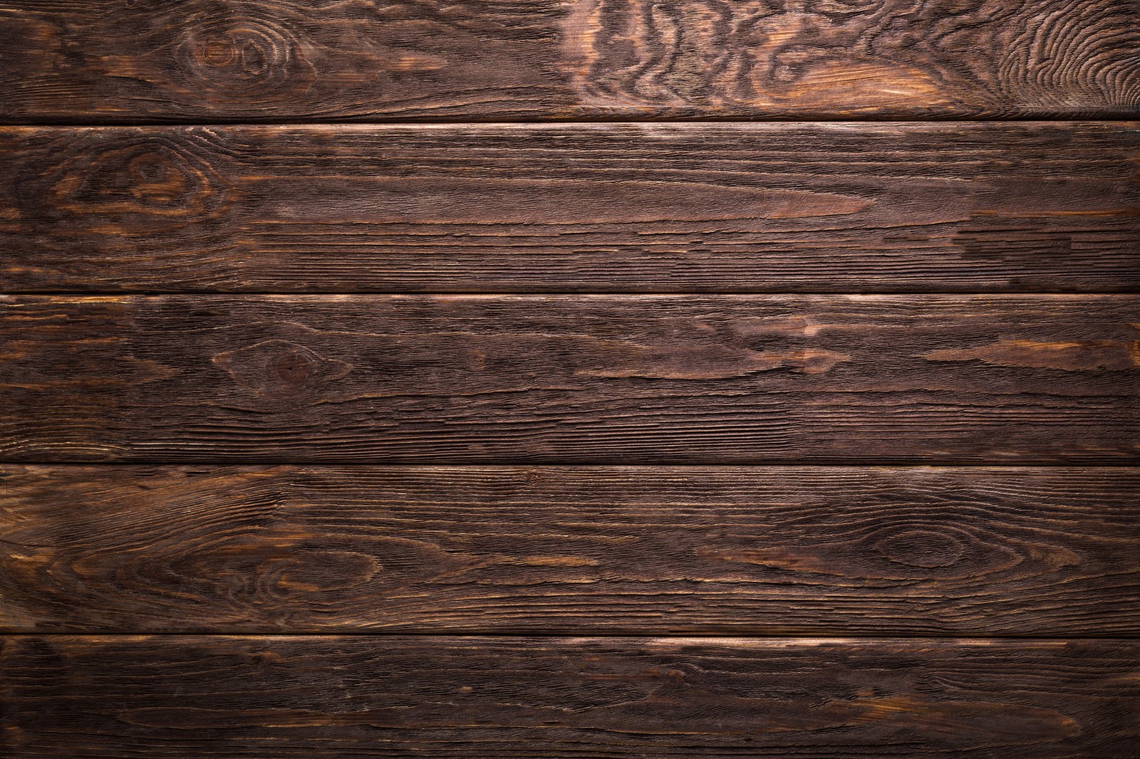 Gros plan d'une surface en bois avec une tache brun foncé (bois, grain de bois, planche, texture, plancher en bois)