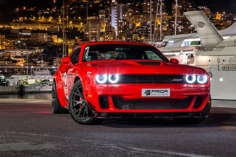 Красный автомобиль dodge demon припаркован перед лодкой ночью (додж, dodge, машина, маслкар, капюшон)